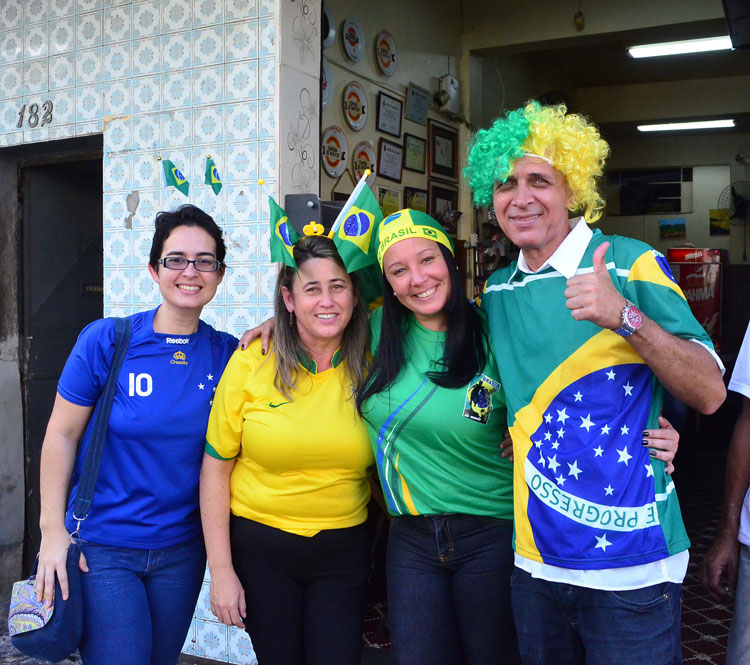Torcedores interrompem trabalho para torcer pelo Brasil 3 abilio olavo 4