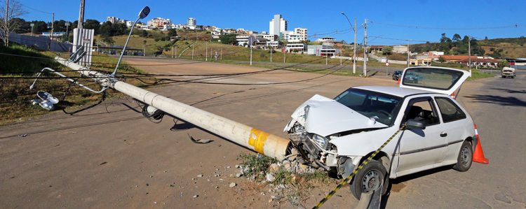 Carro bate em poste no Aeroporto 1 acidente poste foto felipe couri