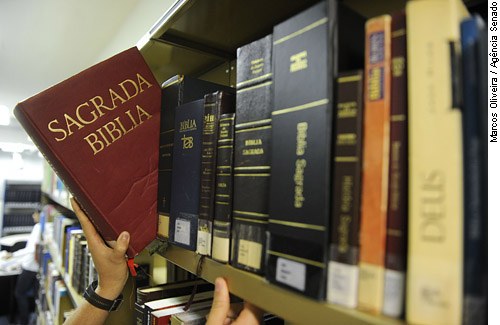 Vereador quer tornar Bíblia obrigatória em bibliotecas de JF 1 biblia Marcos Oliveira Agência Senado1