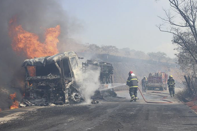 Carreta de combustíveis pega fogo e interdita MG-265 1 carreta silvan alves 3