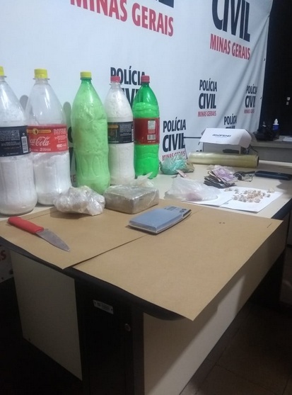 Carro é seguido, e dupla acaba presa por tráfico no Vale do Ipê 1 divulgação PM drogas1