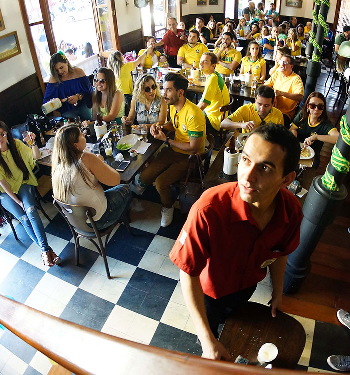 Garçons acompanham jogo do Brasil "com um olho no peixe e outro no gato" 2 garcom interna olavo