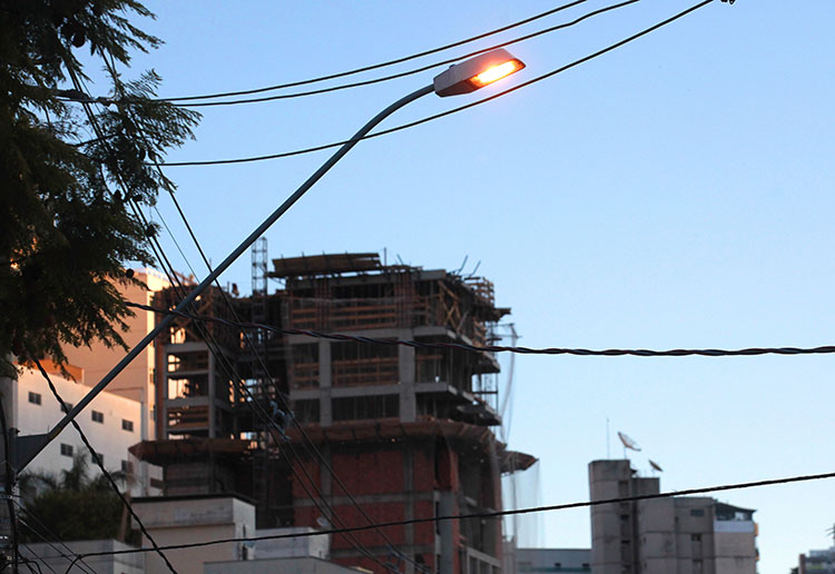 Poste está com luz acesa há mais de 7 dias 1 luz acesa fernando