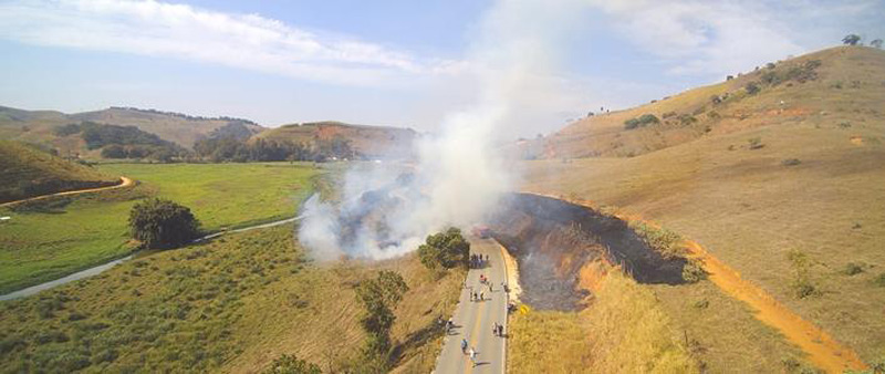Carreta de combustíveis continua na pista da MG-265 1 mg 265
