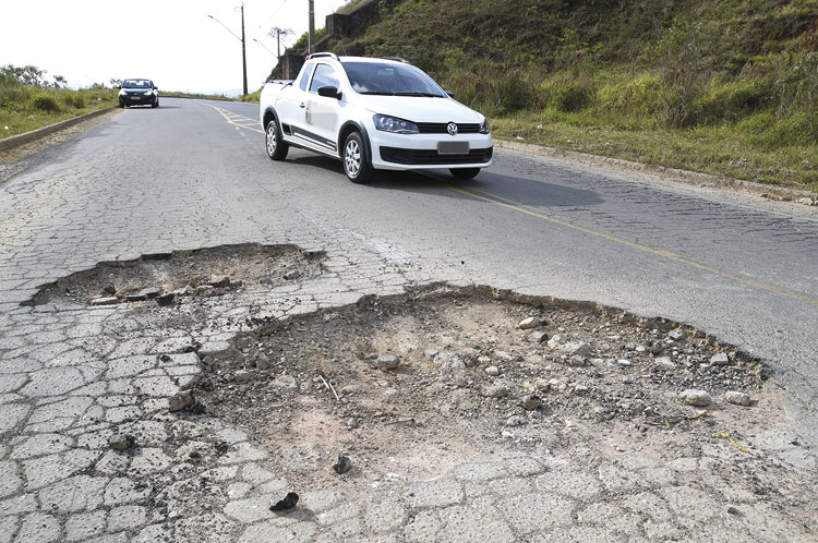Buraco atrapalha trânsito em rua no Nova Germânia 1 vida-urbana-nova-germania