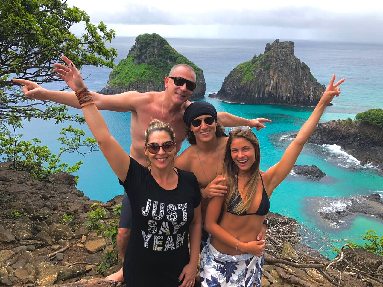 Crianças precisam praticar mais exercícios 5 Esticada em Fernando de Noronha Ariane Sarto e Álvaro Lamha, Bruna Loureiro e David Luiz (famoso zagueiro do Chelsea, que tem casa em Juiz de Fora) foram curtir as belezas naturais de Fernando de Noronha. O jogador e os amigos ficaram hospedados na Pousada Zé Maria, onde todos assistiram o Brasil ganhar da Sérvia. O roteiro incluiu o festival gastronômico e muitos passeios pela paradisíaca ilha.