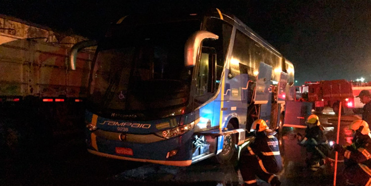 Pneus de ônibus pegam fogo e BR-040 fica interditada 2 ônibus incendiado 2 crédito bombeiros