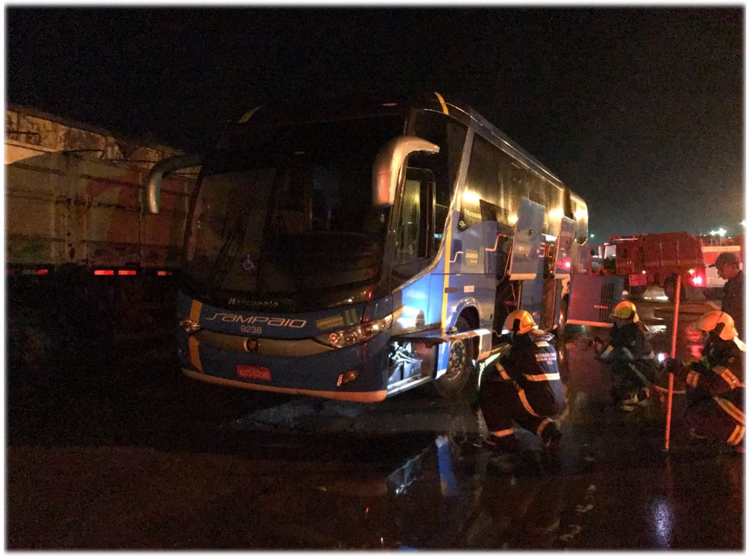 Pneus de ônibus pegam fogo e BR-040 fica interditada 1 ônibus incendiado crédito bombeiros