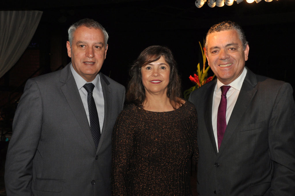 O presidente da OAB, João Fernando Lourenço, Fátima e Sérgio Murilo Braga em noite elegante 4 62 Baile 2018