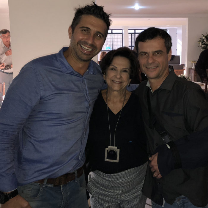 Viviana Barra, elegante, nos jardins do Privilège 4 Terezinha Barra com os genros Alessandro (Piau) Debortoli e Carlinhos Mathiasi