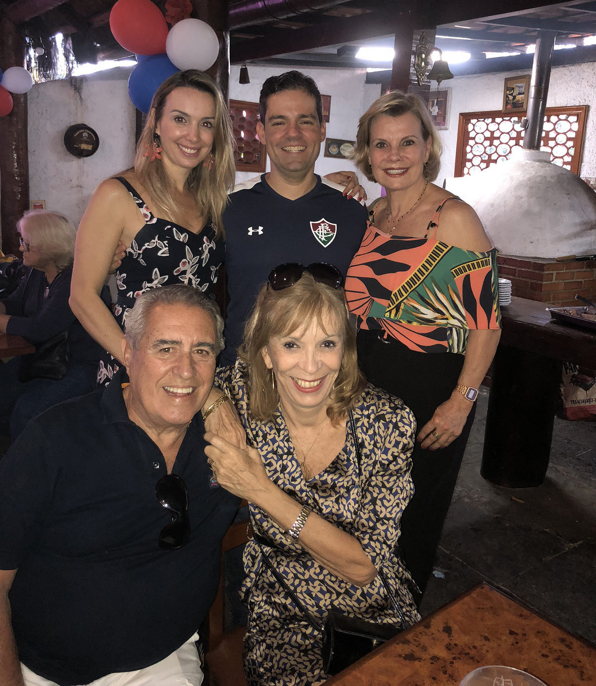 Viviana Barra, elegante, nos jardins do Privilège 2 Bárbara e Luiz Eduardo Levy de Souza, Vânia de Landa, Eduardo Villela de Andrade e Suely Mattos em recente churrasco