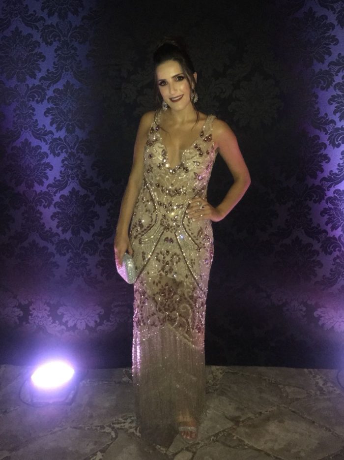 Júlia Casali Kamil, super ‘chic’, no baile de sua formatura em engenharia pela UFJF 