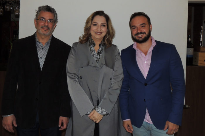 Viviana Barra, elegante, nos jardins do Privilège 3 Gustavo Ramalho, Ana Cláudia Venâncio e Luís Cressa no jantar do Savoir-Faire