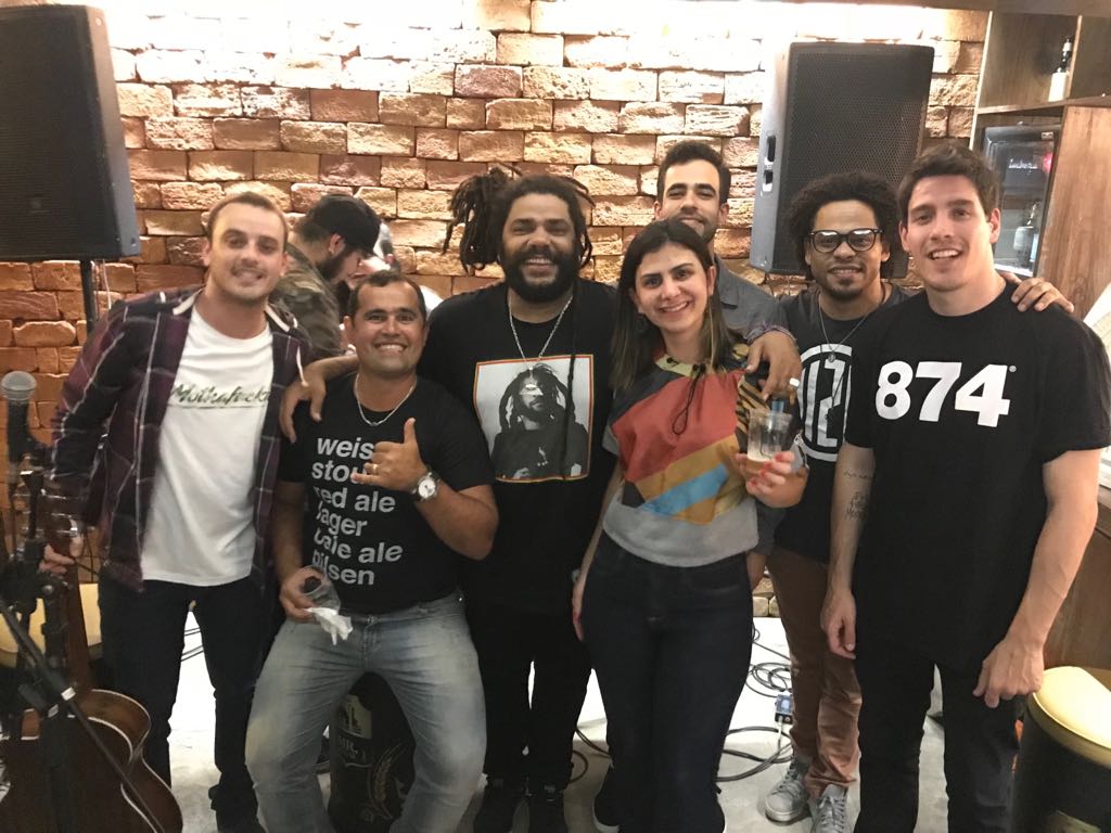 Hugo Siqueira e Natália Domingues com a 'trupe' da banda Onze: 20, na ‘cave’ do Mr. Tugas   