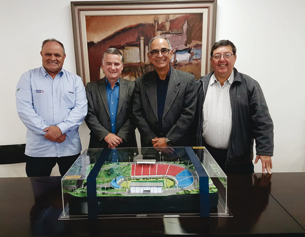 Ricardo Bibiano, Jovino Campos, o prefeito Antônio Almas e o secretário de Esporte e Lazer, Júlio Gasparette junto da maquete do Estádio Radialista Mário Helênio 