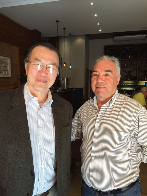 Bernardo Pedrosa, Dani Scio e André Netto Bastos na animada noite "Donde estás Corazón” 4 Mike Lu, executivo da Curcas Diesel Brasil, e o João Matos no almoço de negócios, ontem, no Clube do Filet