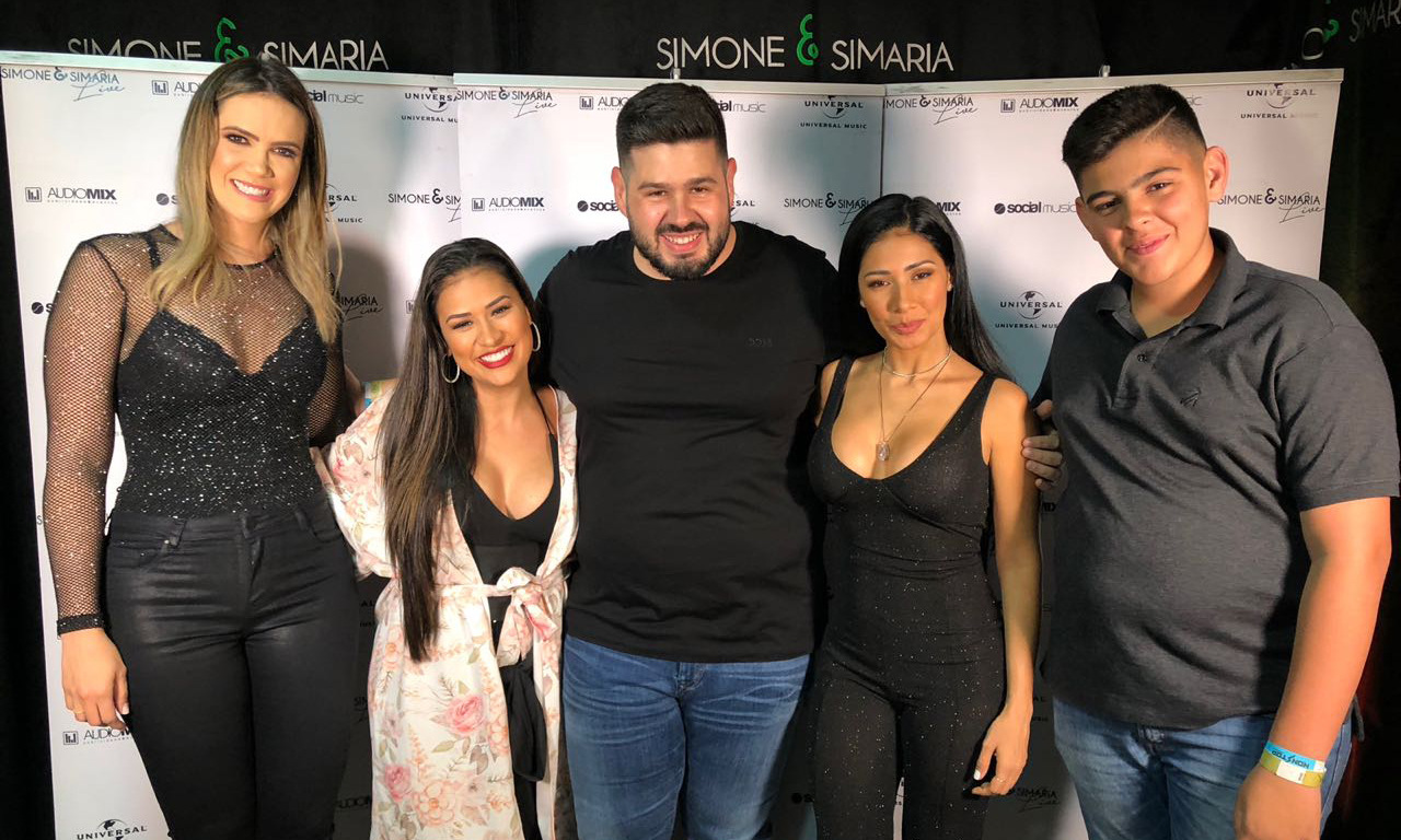Mariana Rodrigues, Alex Monteiro e Gabriel Duarte com a dupla Simone e Simaria, no camarim do Terrazzo