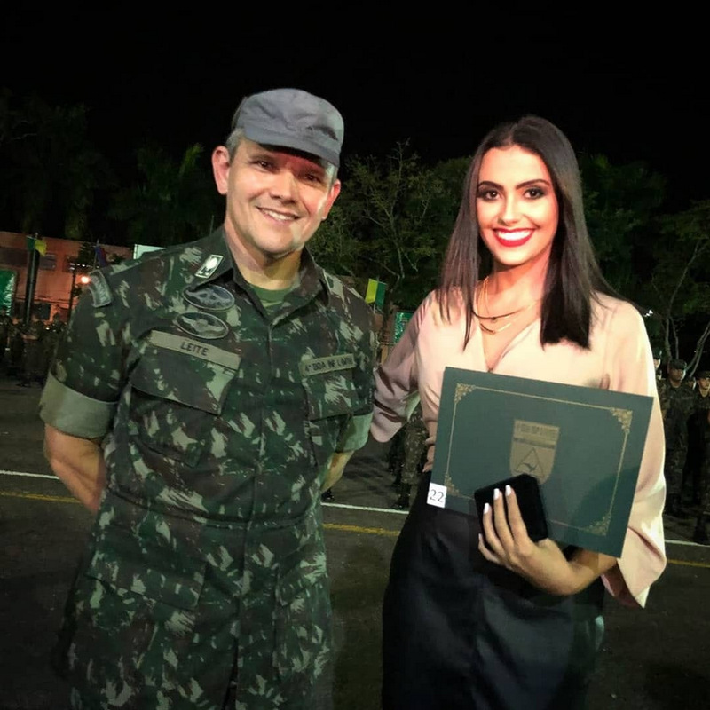 Bernardo Pedrosa, Dani Scio e André Netto Bastos na animada noite "Donde estás Corazón” 2 O general Carlos André Alcântara Leite prestou homenagem a repórter da Tribuna de Minas, Michelle Meireles, com a entrega do diploma de "Amigo da Brigada", em solenidade no 10º BIL