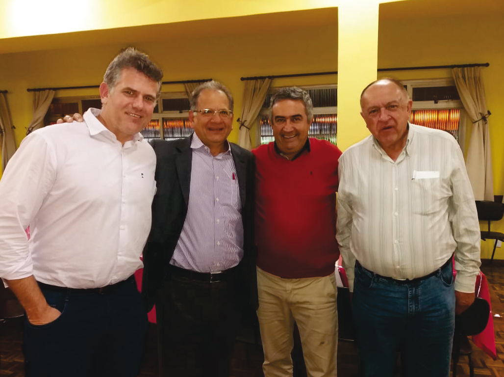 Rafael Bez, o diretor do Instituto Cândido Tostes, Cláudio Furtado, Jésu Augusto da Silva Filho e Marion Gomes, na palestra promovida pelo Rotary Norte sobre o setor de laticínios no país 