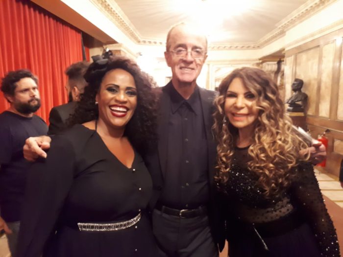 Sandra Portella, o maestro Rildo Hora e Elba Ramalho, na entrega do Prêmio da Música Brasileira