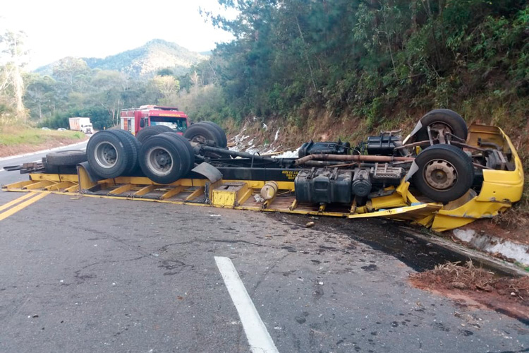 Pai e filho morrem em acidente na BR-267 2 acidente BR 267 2 foto divulgação PRF2