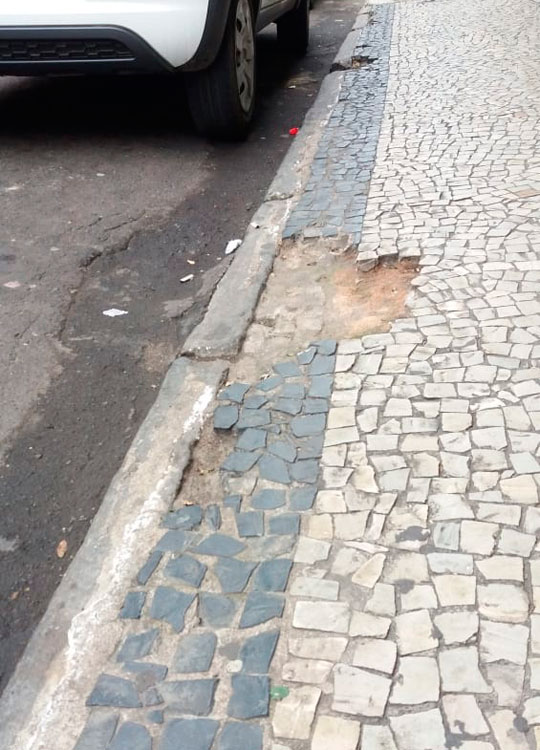 Buraco em calçada é perigo para pedestres no Centro 1 buraco rua sao sebastiao