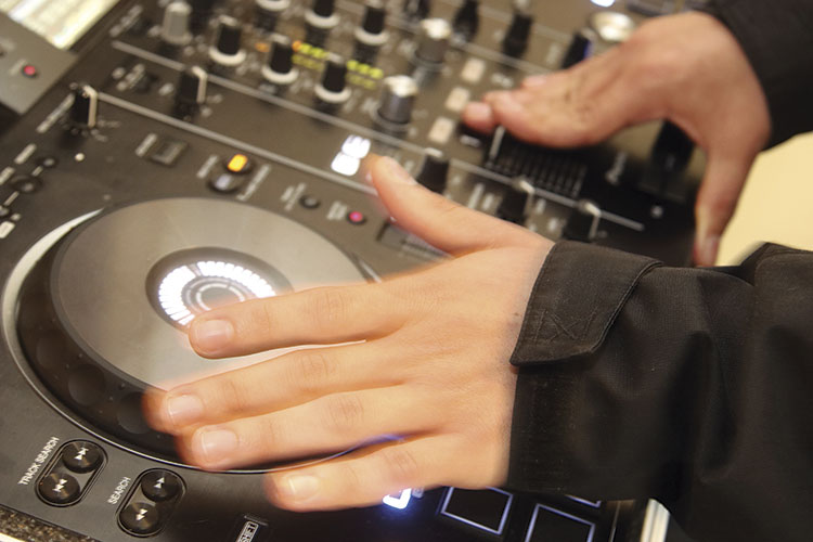 DJ Mazzei dribla a surdez e promove sua primeira música 3 dj-mazzei-by-leonardo-costa-2