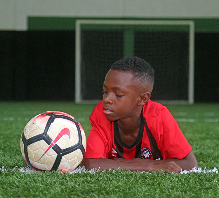 Garoto de 11 anos, revelado em projeto social, vai para o Corinthians 1 negueba by leonardo costa1