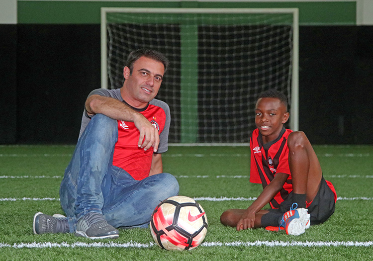 Garoto de 11 anos, revelado em projeto social, vai para o Corinthians 2 negueba by leonardo costa5