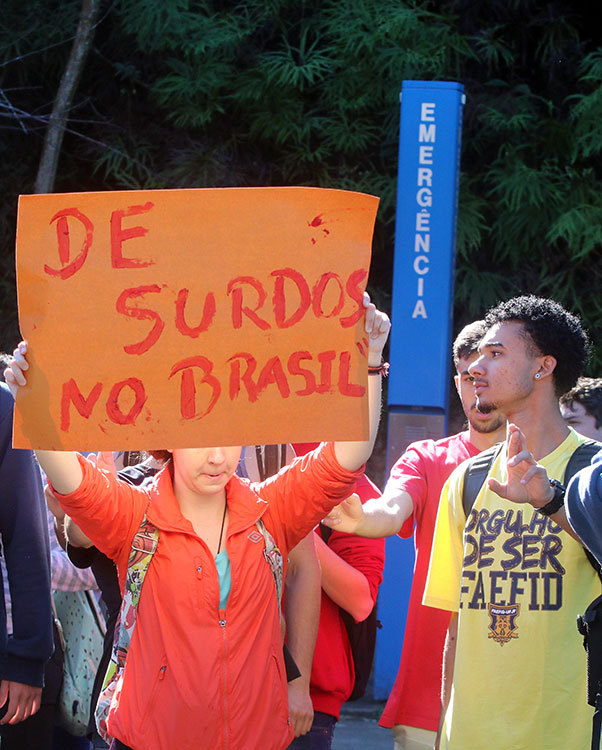 Alunos protestam por inclusão na UFJF 2 protesto libras leo