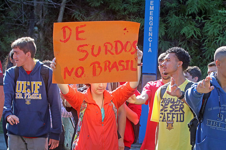 UFJF contrata intérprete de Libras 1 protesto libras ufjf leo