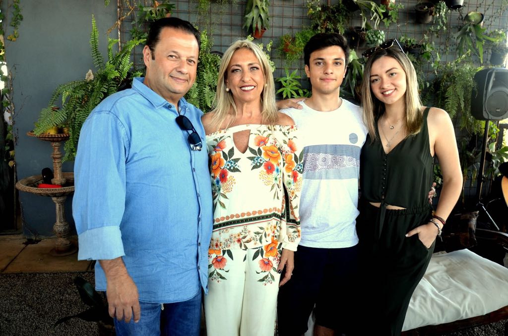 Os aniversariantes Luiz Antônio e Karla Naresi com o filho Luiz Antônio e Nina Mello 1 Os aniversariantes Luiz Antônio e Karla Naresi com o filho Luiz Antônio e Nina Mello, no Pátio Mirador Foto: Andréa Ottoni