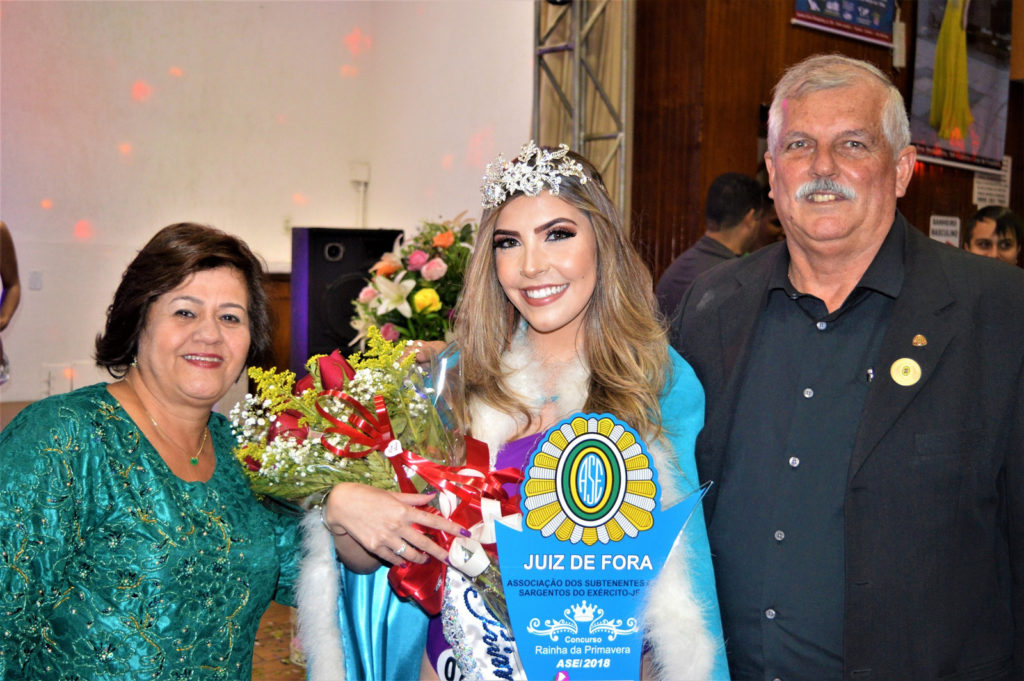 A rainha da primavera da ASE, Isadora Sabino ladeada por Márcia e o presidente Jairo Lúcio Lauro 1 2 Jairo Lúcio Lauro com a esposa Márcia e Isadora Sabino 001