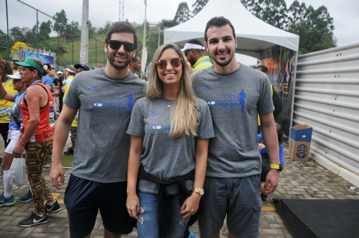 Os irmãos Eduardo, Marina e Felipe dos Santos clicados na 8ª Corrida Camilo dos Santos, no CFZ Foto: Andréa Ottoni