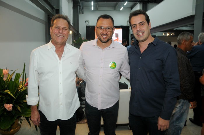 Fabiano Ribeiro, Pedro Leitão e Rafael Ribeiro no ‘coq’ inaugural do moderno prédio do curso de Direito da Doctum Foto: Andréa Ottoni