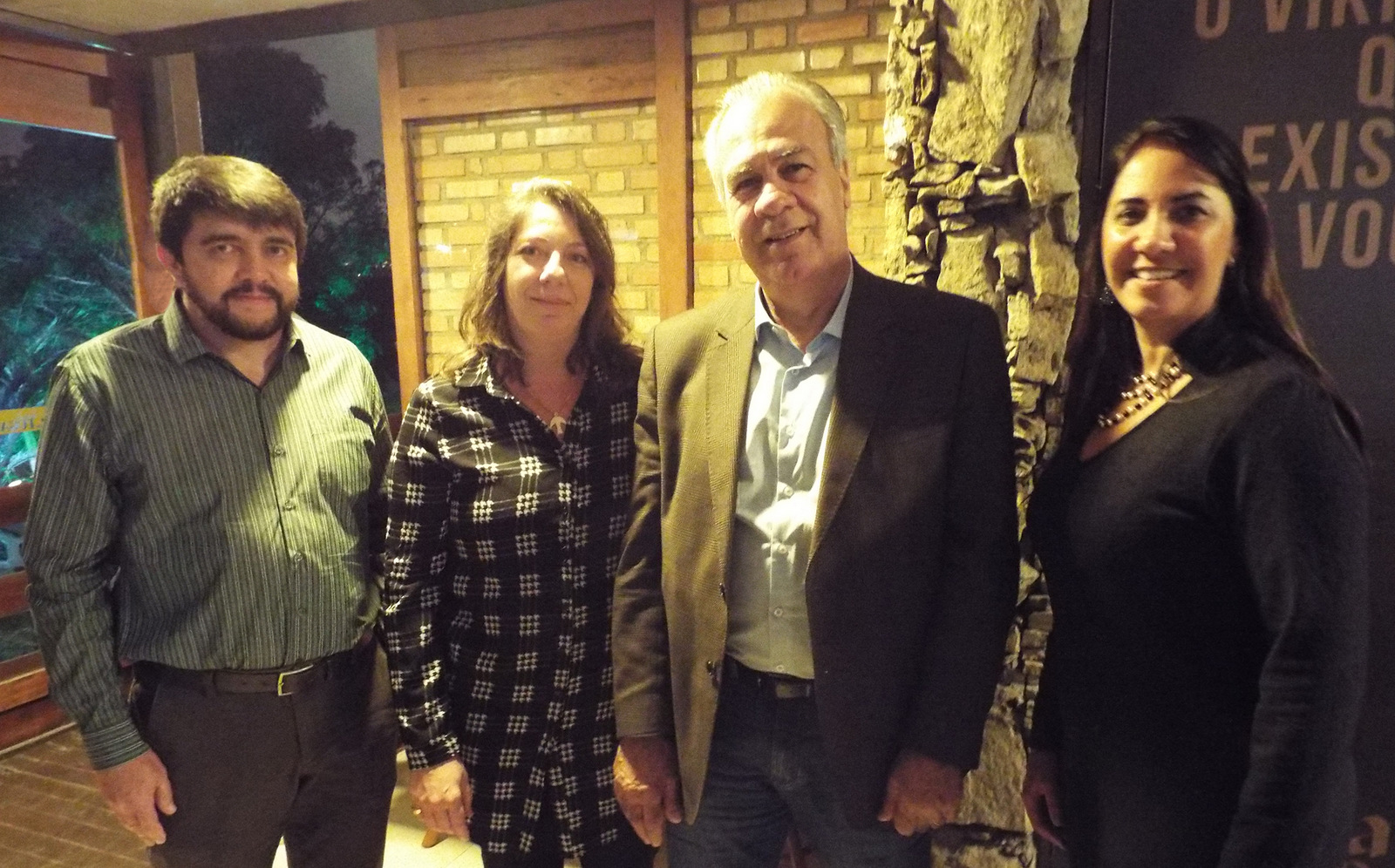 O gerente regional da Emater, Hildebrando Marcelo Campos Lopes com os ‘chefs’ Ana Paula Esteves e Eduardo Avelar e a presidente do Sindicato das Indústrias de Alimentação, Flávia Costa, no lançamento do Festival Gastronômico Sabores da Serra, no Mr. Tugas Foto: Rafael Pereira