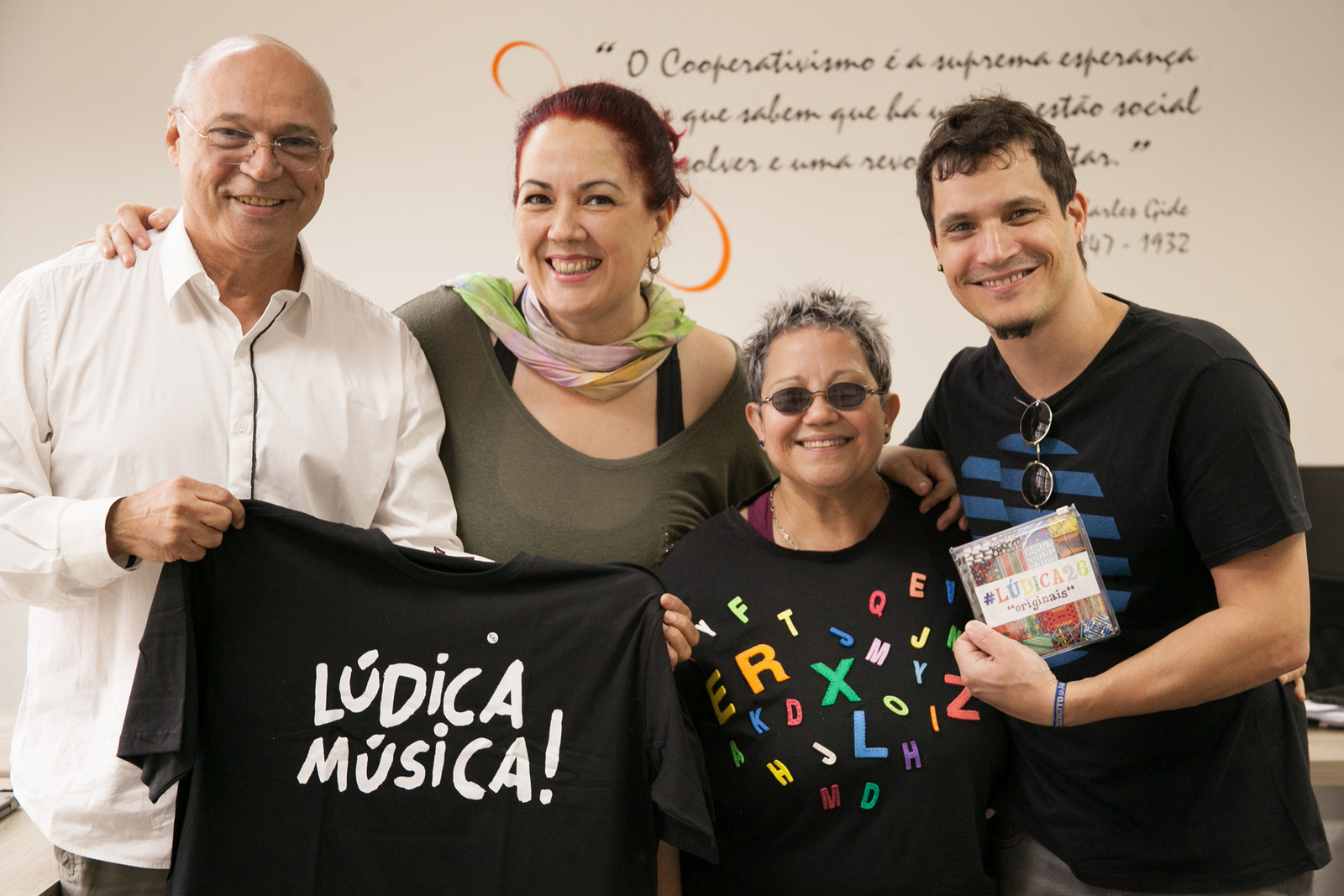 O presidente da Unimed, Hugo Borges com Isabela Ladeira, Rosana Britto e Gutti Mendes 1 O presidente da Unimed, Hugo Borges com Isabela Ladeira, Rosana Britto e Gutti Mendes (do Lúdica Música!), fazem show hoje e amanhã, ao lado dos colaboradores da cooperativa, que participaram da oficina de ritmos Foto: Gal Oliveira