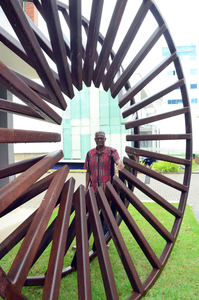 Artista convida juiz-foranos a interagirem com suas esculturas em ferro no jardim do Mamm 1 MUSEU