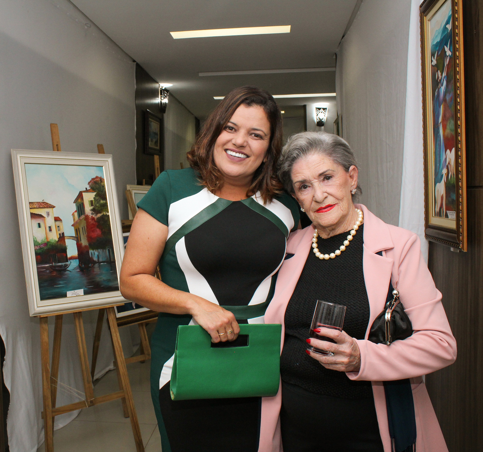 Marcelle Oliveira e a artista Rosemay Pitta na exposição “A arte de pintar os sonhos”, na Galeria MultiSaúde Foto: Felipe Santos