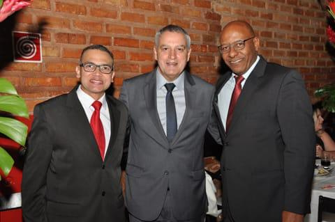 Marluce Mendonça e Patrícia Mansur em noite de moda na Bobstore 3 Elias Rodrigues, o presidente da OAB, João Fernando Lourenço e o presidente do Sinteac, Sérgio Félix, na Estação São Pedro