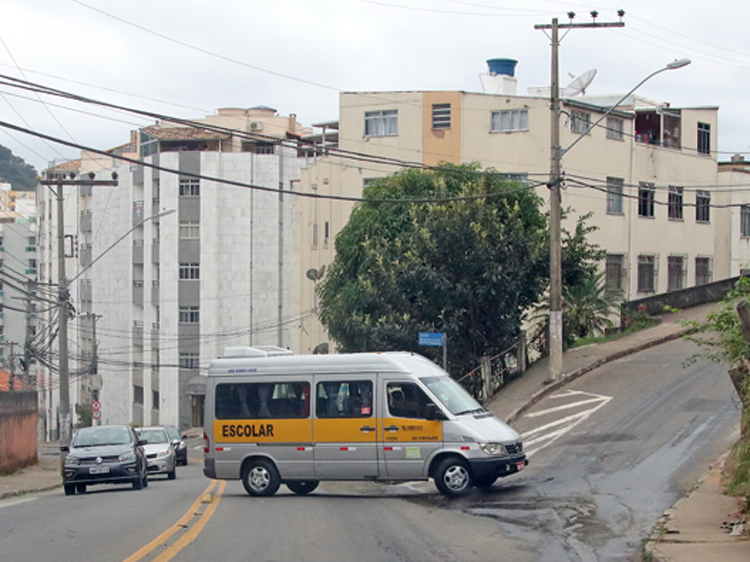 Fotógrafo da Tribuna flagra van escolar fazendo conversão proibida 2 vida urbana são mateus
