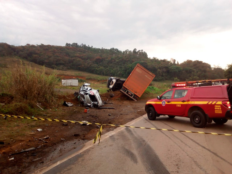 Acidente deixa cinco mortos e quatro feridos na BR-040 1 acidente lafayete 2 by Cidadeweb Lafaiete