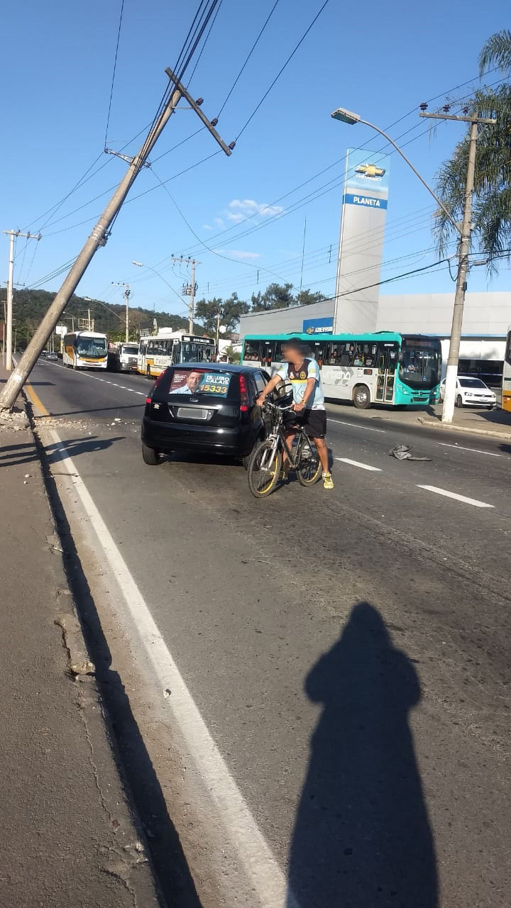 Carro bate em poste e deixa cadeirante ferida 1 acidente