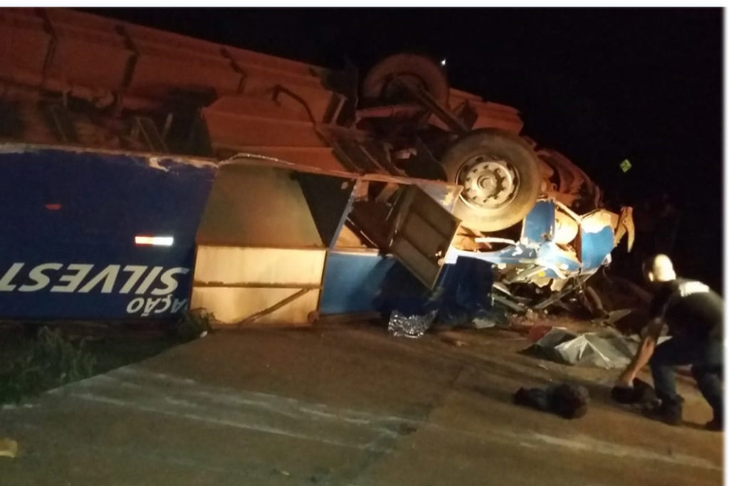 Motorista de ônibus morre após grave acidente em Congonhas 2 capotamento ônibus para capa divulgação bombeiros