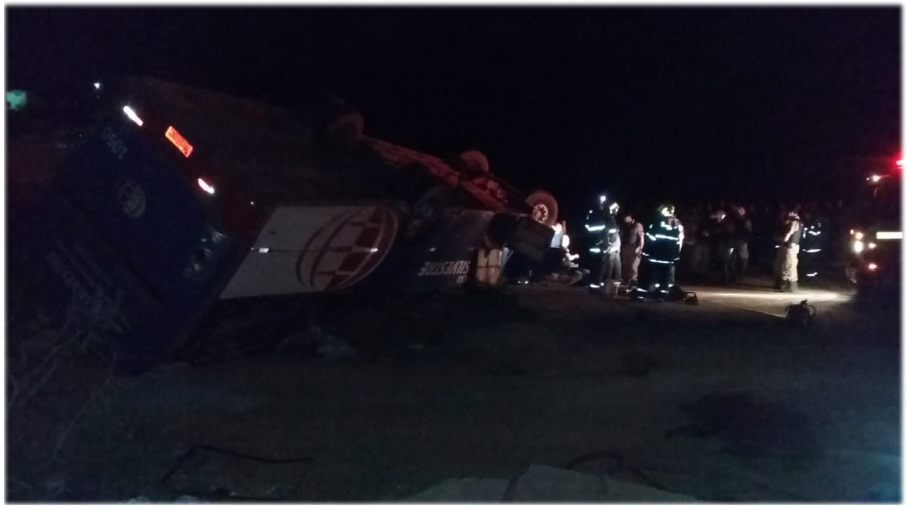 Motorista de ônibus morre após grave acidente em Congonhas 1 capotamento ônibus divulgação bombeiros