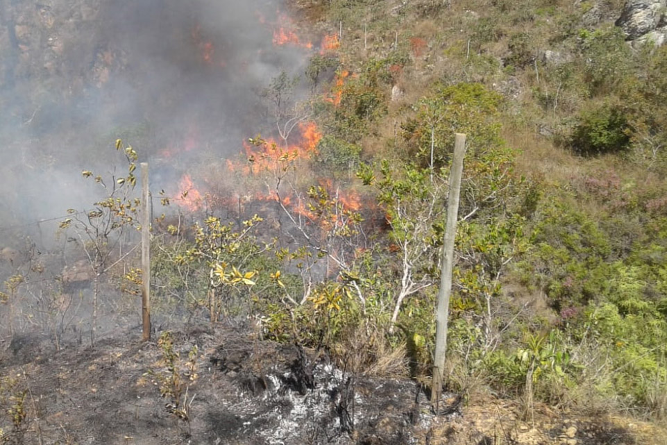Incêndio atinge Serra de São José, em Tiradentes 2 incendio serra para capa divulgação bombeiros