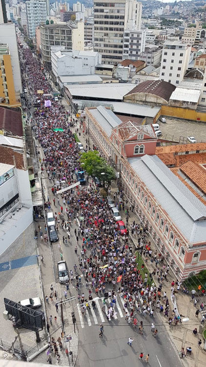 Manifestantes contrários à candidatura de Bolsonaro protestam no Centro 2 leonardo costa.2