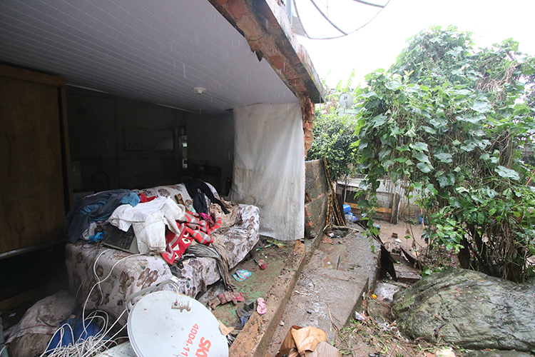 Rede de drenagem pluvial rompe, e muro de casa desaba durante chuva 1 retiro leonardo costa 2