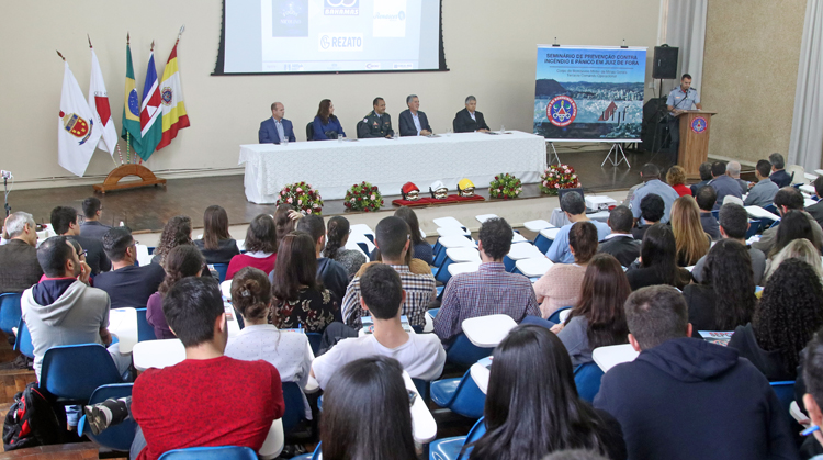 Prevenção de incêndio é tema de seminário dos Bombeiros na UFJF 1 seminário bombeiros foto Leonardo Costa