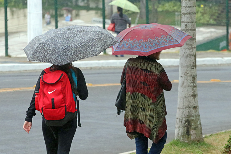 JF amanhece sob céu nublado e chuva fina nesta terça 1 tempo dentro leonardo costa